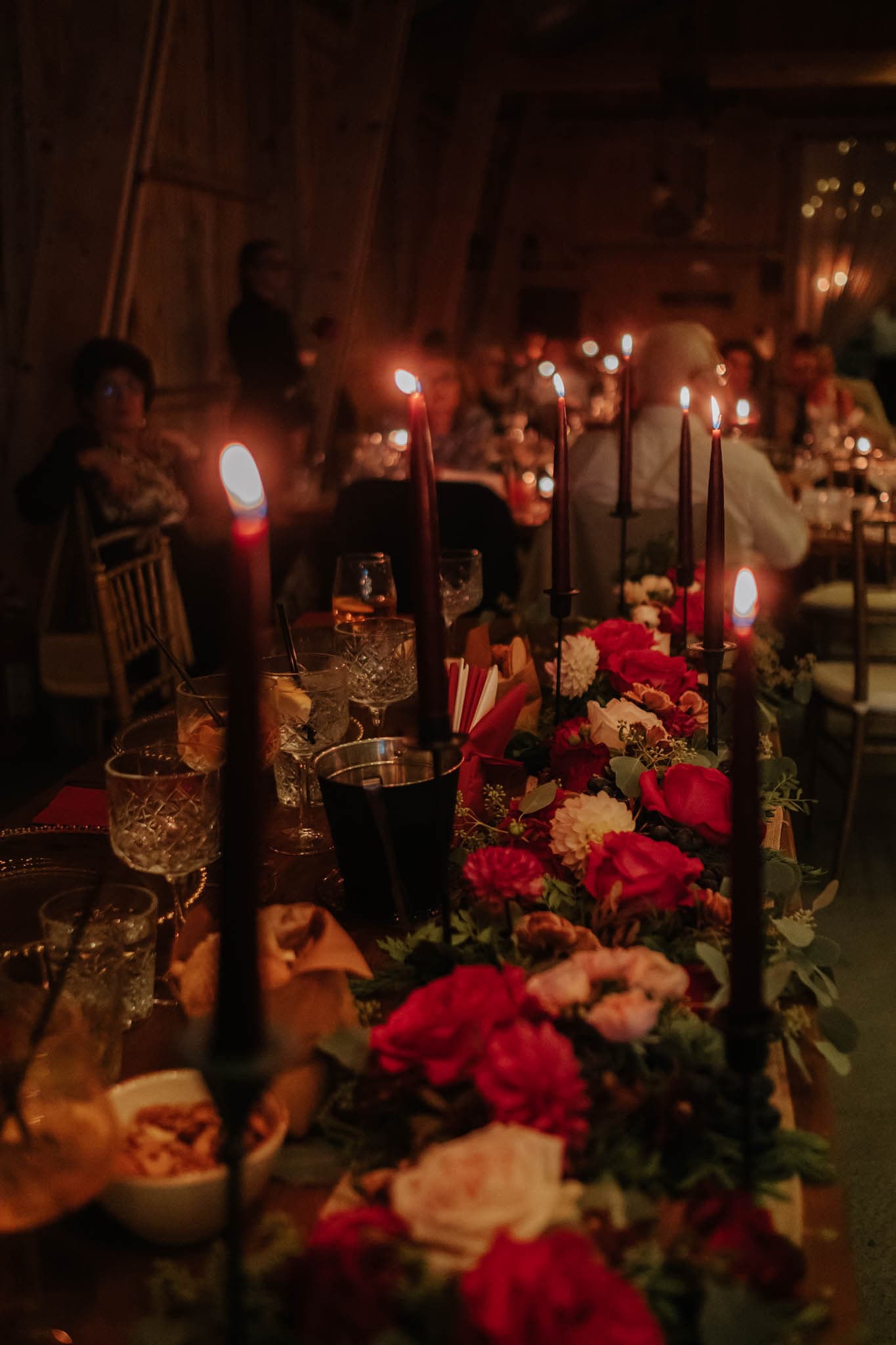 Decor floral — Nuntă în tonuri de vin