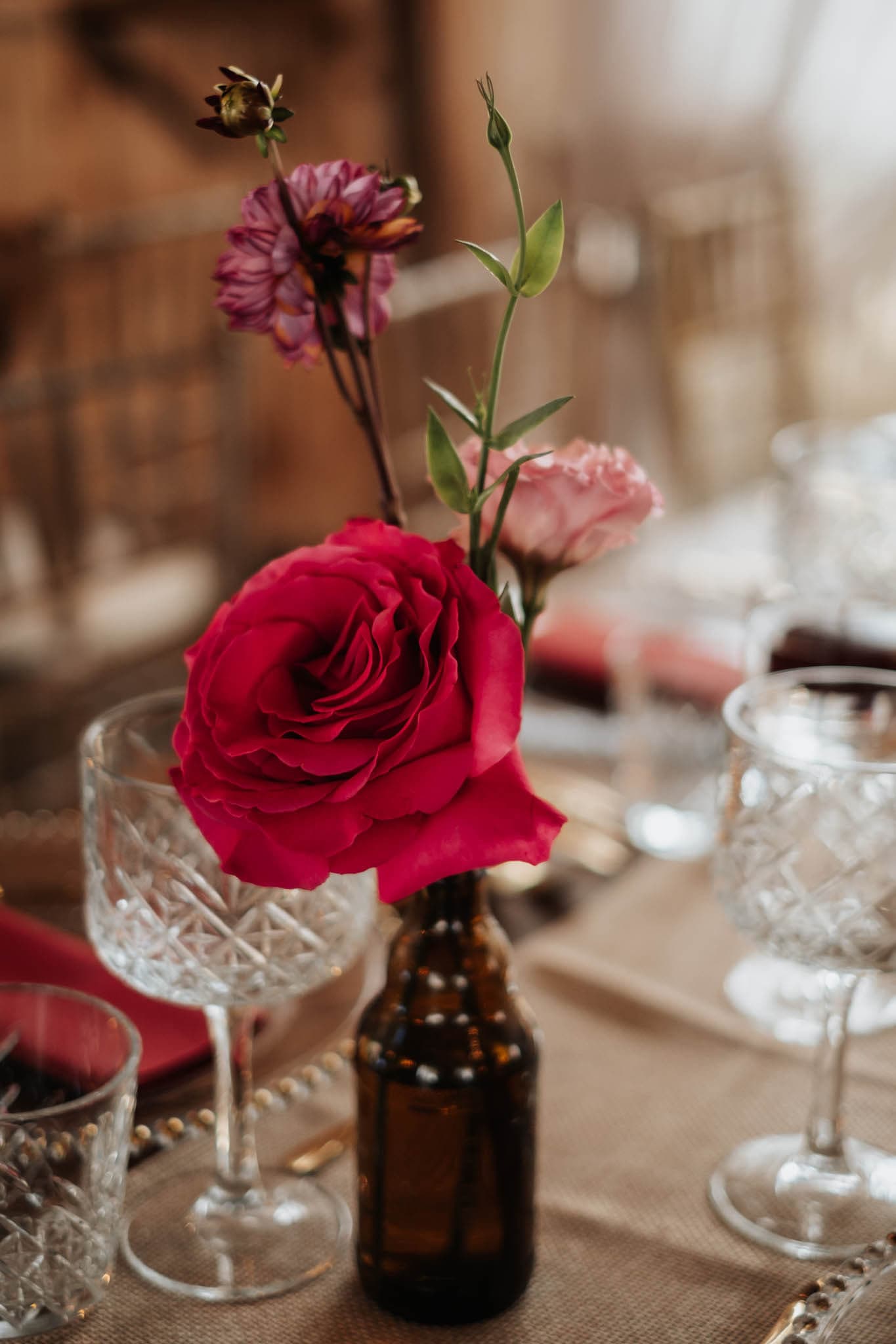 Decor floral — Nuntă în tonuri de vin