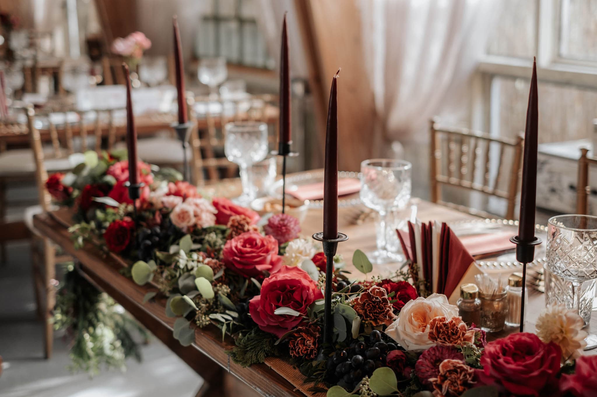 Decor floral — Nuntă în tonuri de vin