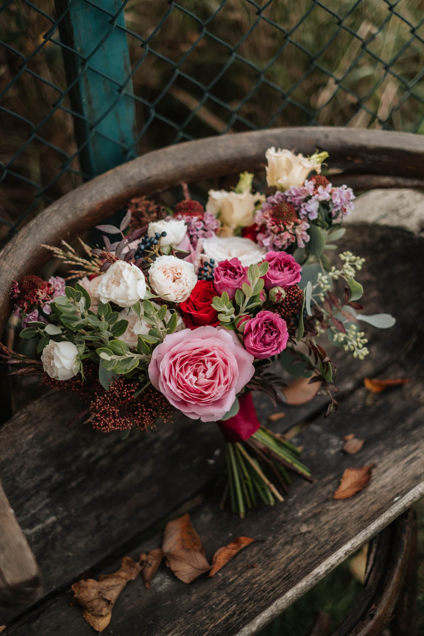 Decor floral — Nuntă în tonuri de vin