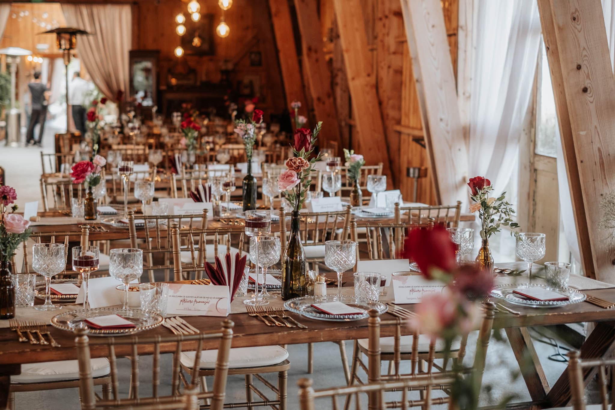 Decor floral — Nuntă în tonuri de vin